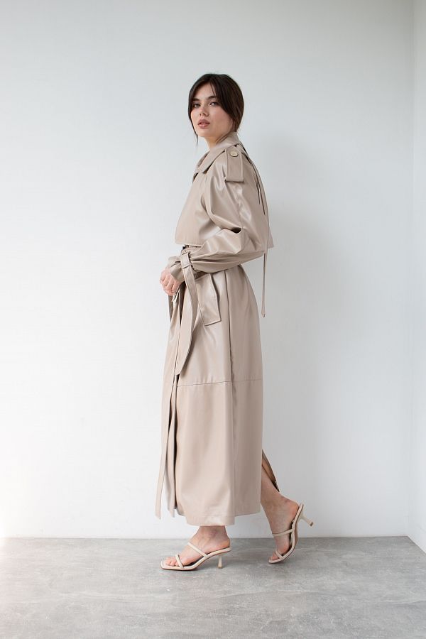 Coffee eco leather trench on fabric base with patches C0121/1 #RU# Trencz wykonany z ekoskóry na bazie tkaniny z naszywkami w kolorze kawy C0121/1 № 4