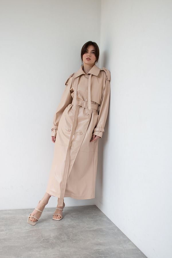 Beige eco leather trench on fabric base with patches C0121/3 #RU# Trencz wykonany z ekoskóry na podłożu z tkaniny w beżowe łaty C0121/3 № 3