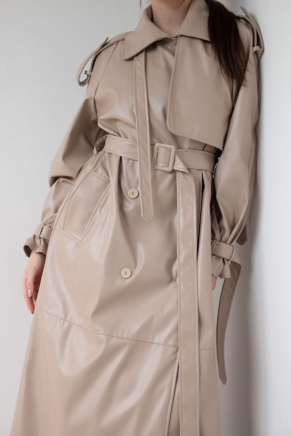 Coffee eco leather trench on fabric base with patches C0121/1 #RU# Trencz wykonany z ekoskóry na bazie tkaniny z naszywkami w kolorze kawy C0121/1 № 2