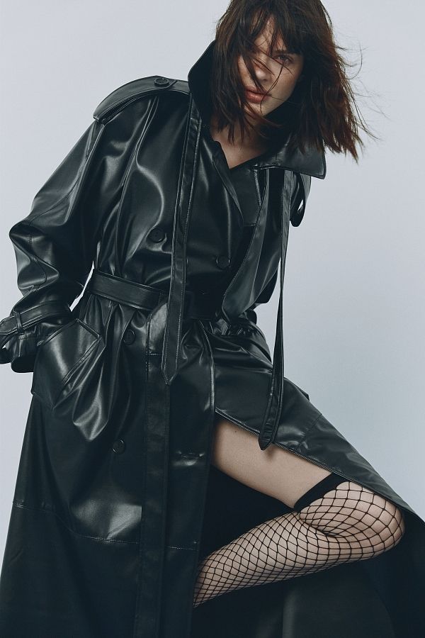 Black eco leather trench on fabric base with patches C0121 #RU# Trencz wykonany z ekoskóry na bazie tkaniny z naszywkami C0121 № 5