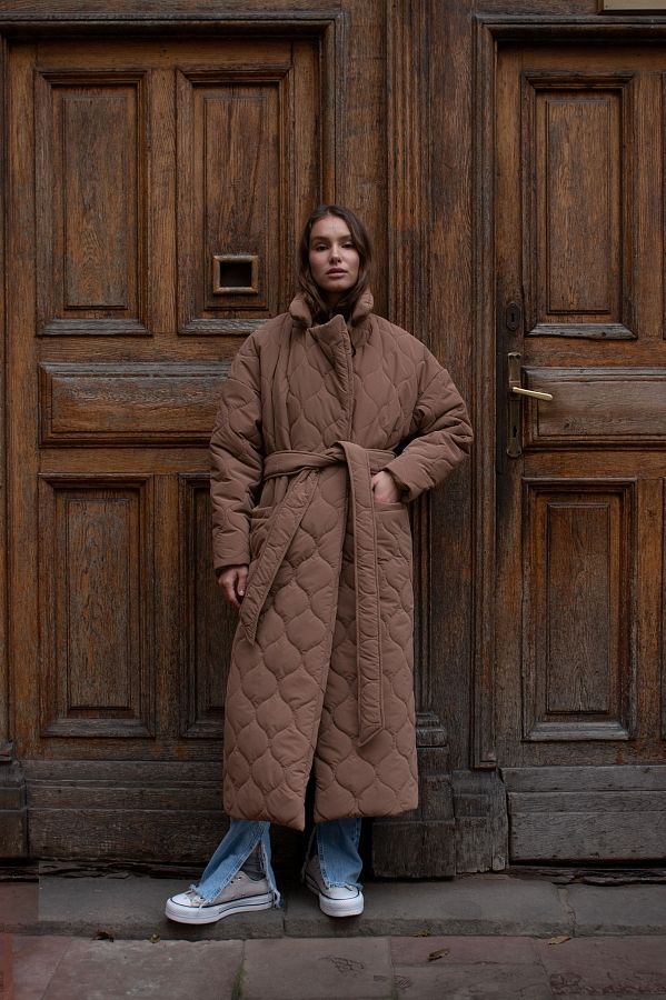 Long quilted coat brown with waves pattern K0221 #RU# Długa pikowana kurtka z paskiem, wzór czekoladowej wełny K0221 № 1
