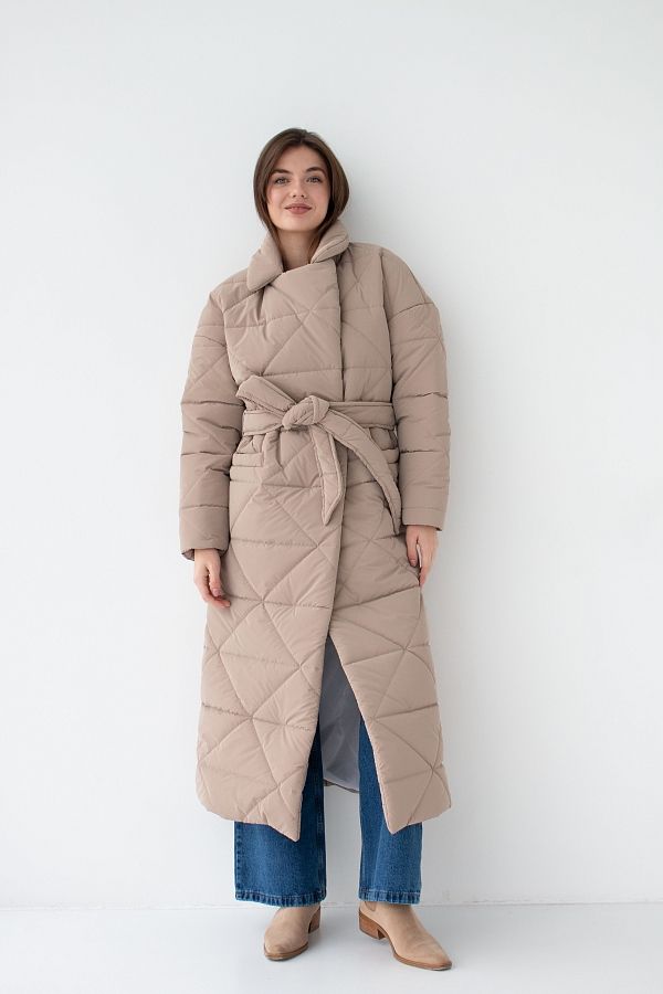 Long quilted coat beige with triangle pattern K0722 #RU# Długa pikowana kurtka z paskiem, wzór w trójkąty, w kolorze beżowym K0722 № 2