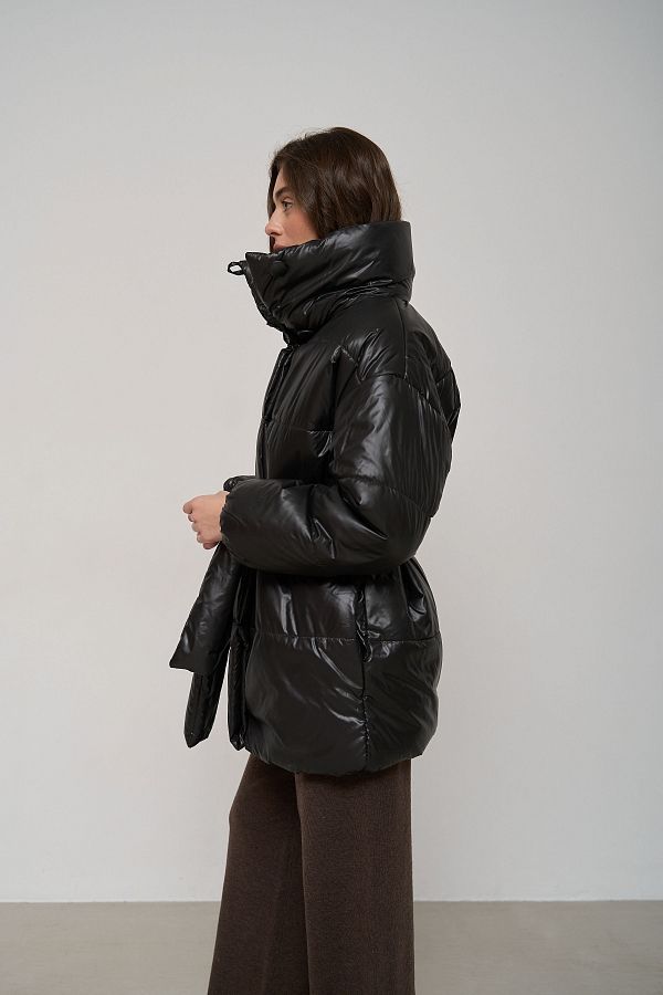 Elongated high collar coat lacquered black with buttons K0822/2 #RU# Przedłużona marynarka z wysokim kołnierzem na guziki z lakierowanej skóry K0822/2 № 4