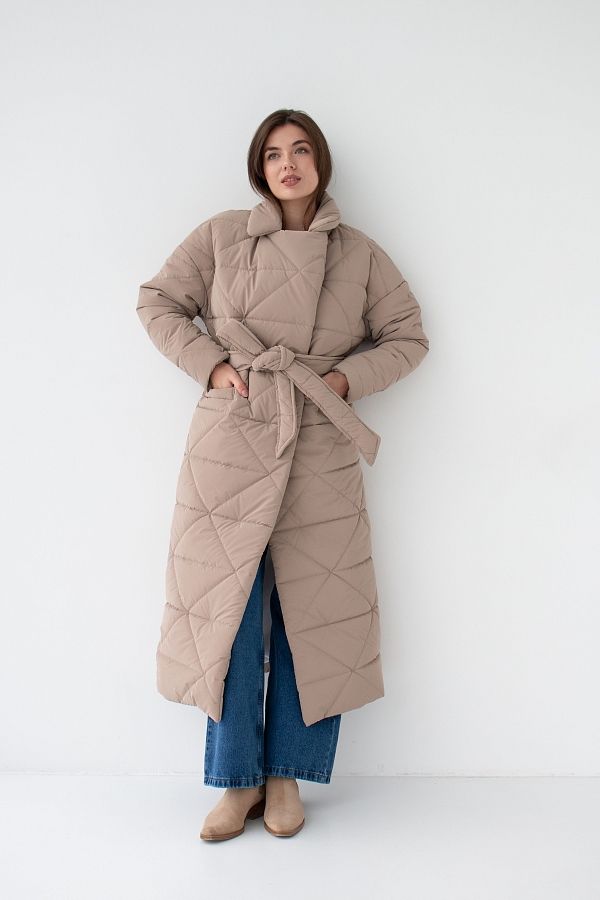 Long quilted coat beige with triangle pattern K0722 #RU# Długa pikowana kurtka z paskiem, wzór w trójkąty, w kolorze beżowym K0722 № 1