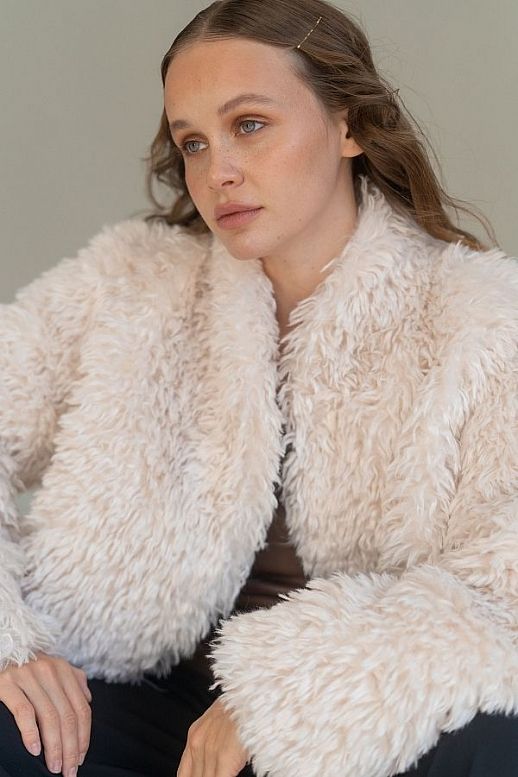 Lengthened fur overcoat ivory 