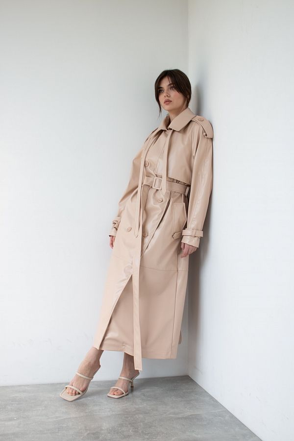 Beige eco leather trench on fabric base with patches C0121/3 #RU# Trencz wykonany z ekoskóry na podłożu z tkaniny w beżowe łaty C0121/3 № 1