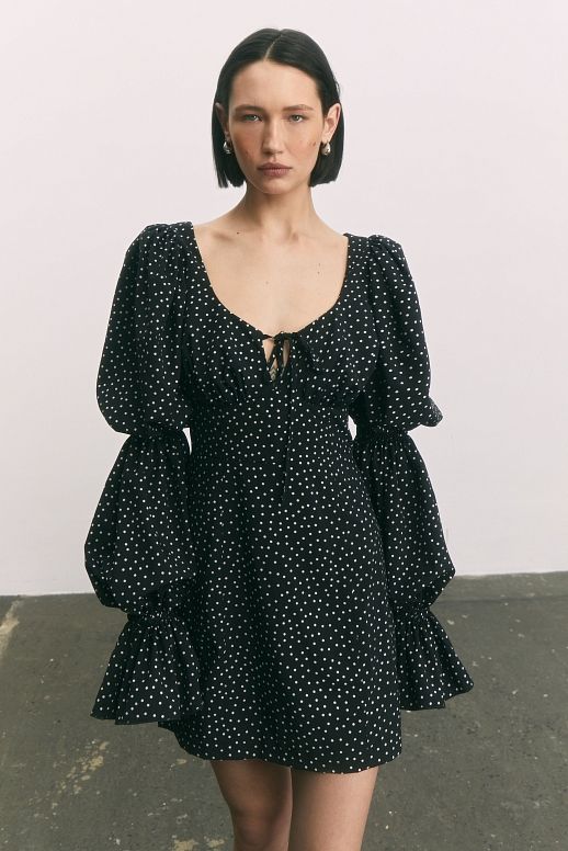 Soft dress with puffy sleeves black in large dots