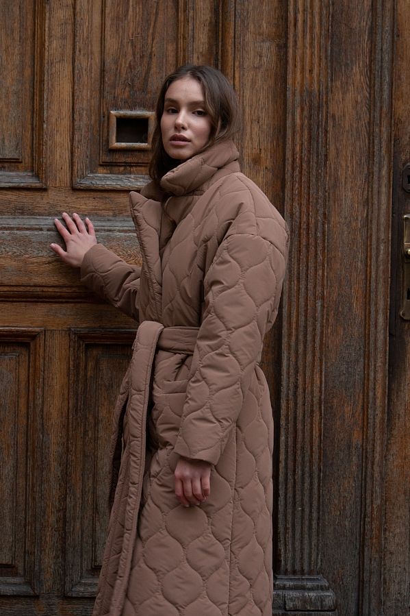 Long quilted coat brown with waves pattern K0221 #RU# Długa pikowana kurtka z paskiem, wzór czekoladowej wełny K0221 № 2