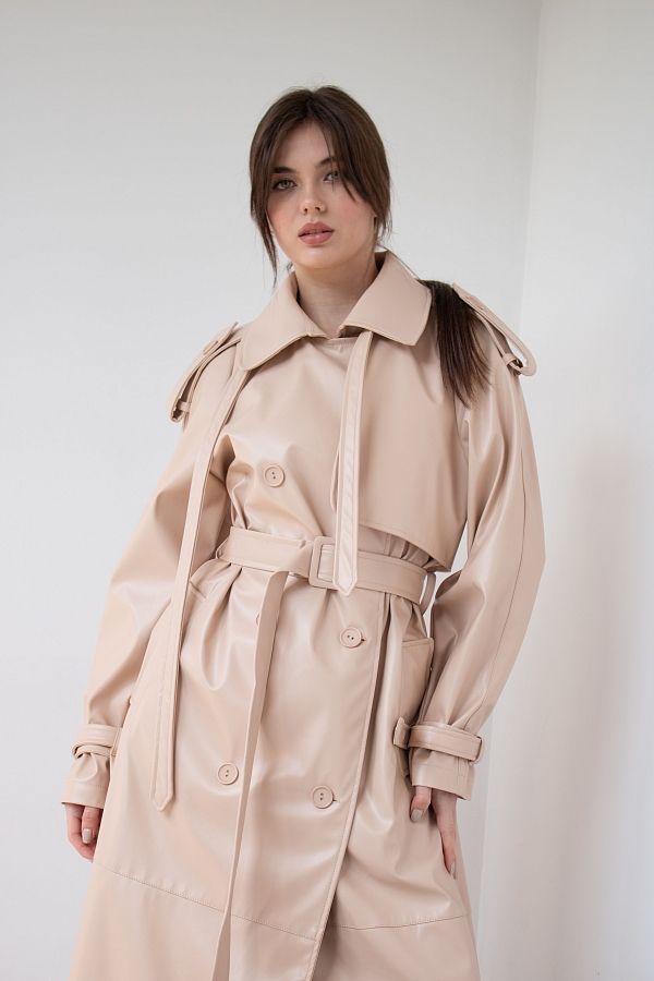 Beige eco leather trench on fabric base with patches C0121/3 #RU# Trencz wykonany z ekoskóry na podłożu z tkaniny w beżowe łaty C0121/3 № 4