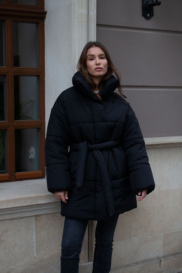 Elongated high collar coat black with buttons K0822/1 #RU# Przedłużona marynarka z wysokim kołnierzem zapinana na guziki jest w kolorze czarnym K0822/1 № 3