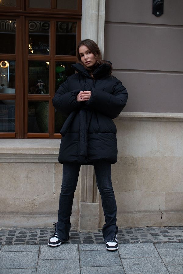 Elongated high collar coat black with buttons K0822/1 #RU# Przedłużona marynarka z wysokim kołnierzem zapinana na guziki jest w kolorze czarnym K0822/1 № 1