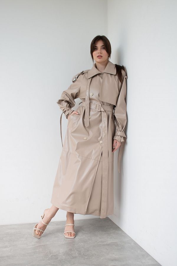 Coffee eco leather trench on fabric base with patches C0121/1 #RU# Trencz wykonany z ekoskóry na bazie tkaniny z naszywkami w kolorze kawy C0121/1 № 1