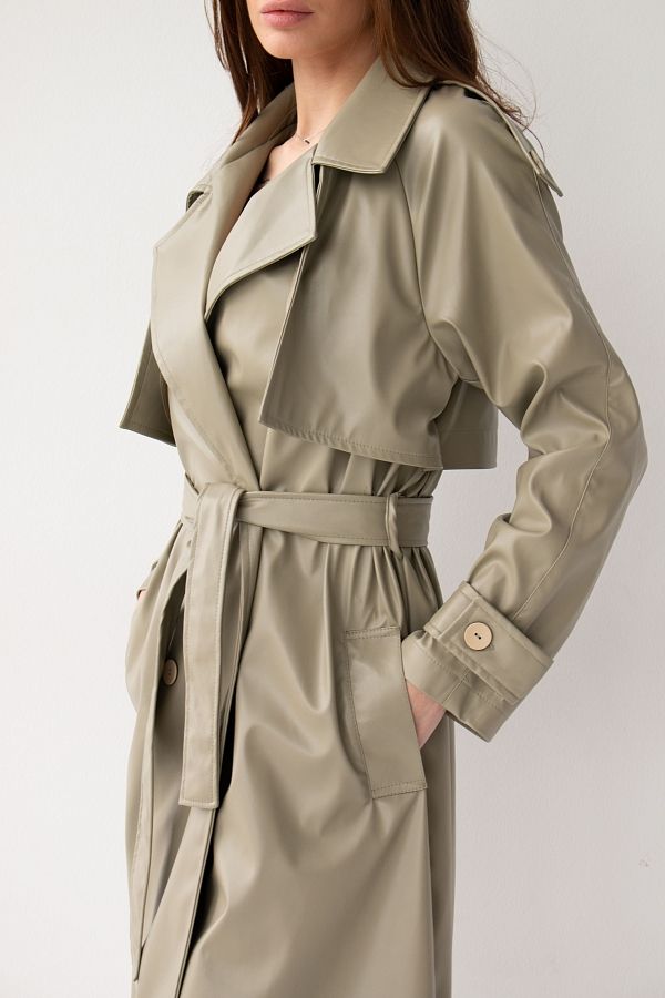 Olive green eco leather trench on fabric base C0121-1 #RU# Trencz wykonany z ekoskóry na bazie tkaniny w kolorze oliwkowym C0121-1 № 4