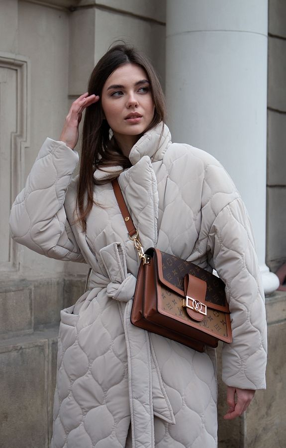 Long quilted coat beige with waves pattern MBPSH001/6 #RU# Długa pikowana kurtka z paskiem w beżowym wełnianym wzorze MBPSH001/6 № 3