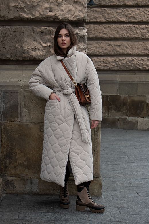 Long quilted coat beige with waves pattern