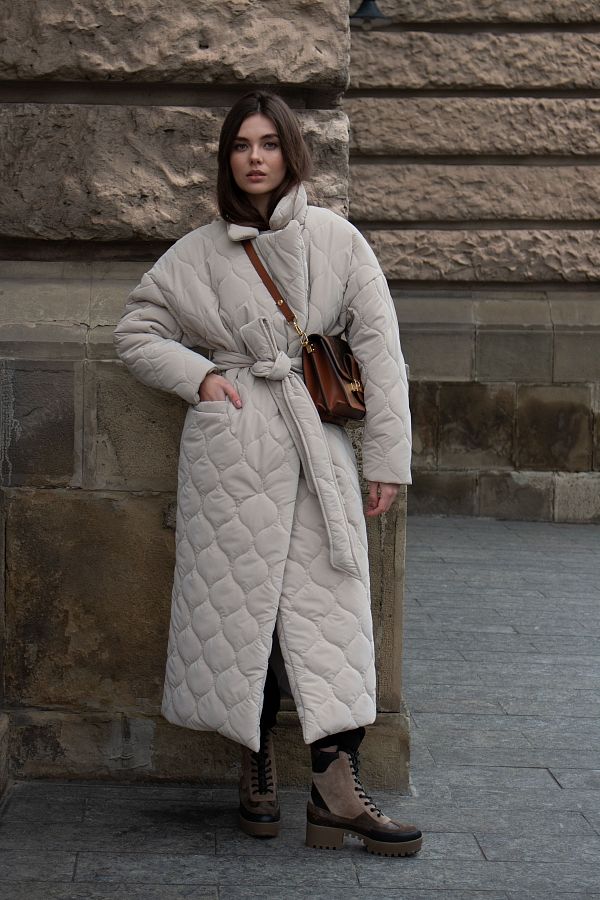 Long quilted coat beige with waves pattern MBPSH001/6 #RU# Długa pikowana kurtka z paskiem w beżowym wełnianym wzorze MBPSH001/6 № 1