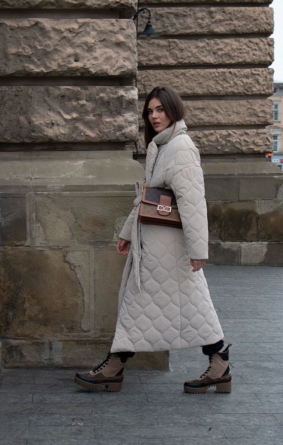 Long quilted coat beige with waves pattern MBPSH001/6 #RU# Długa pikowana kurtka z paskiem w beżowym wełnianym wzorze MBPSH001/6 № 2