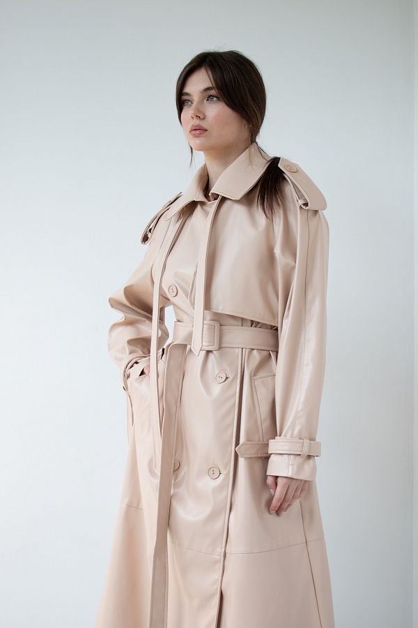 Beige eco leather trench on fabric base with patches C0121/3 #RU# Trencz wykonany z ekoskóry na podłożu z tkaniny w beżowe łaty C0121/3 № 2