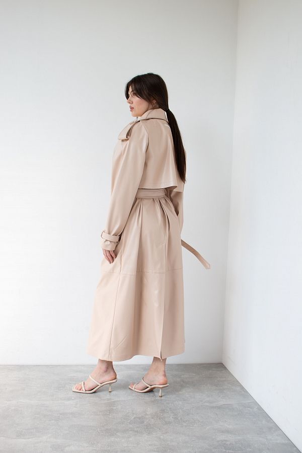 Beige eco leather trench on fabric base with patches C0121/3 #RU# Trencz wykonany z ekoskóry na podłożu z tkaniny w beżowe łaty C0121/3 № 5