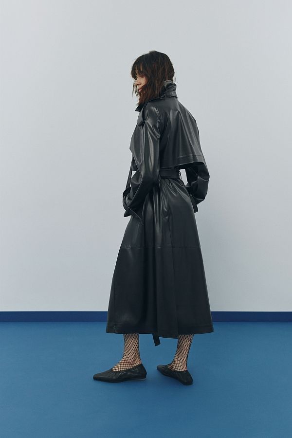 Black eco leather trench on fabric base with patches C0121 #RU# Trencz wykonany z ekoskóry na bazie tkaniny z naszywkami C0121 № 4