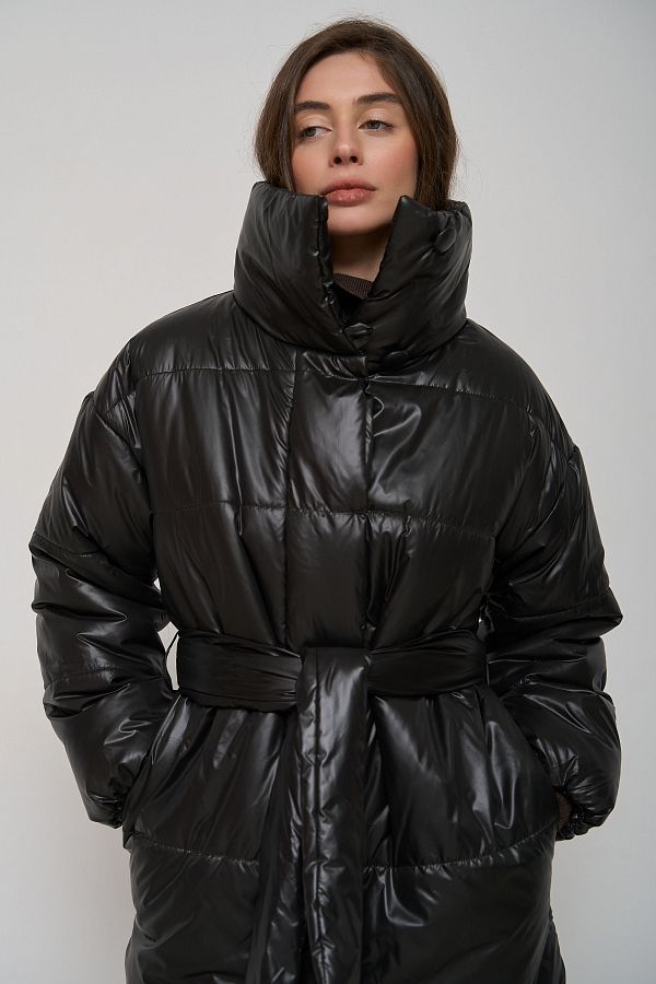 Elongated high collar coat lacquered black with buttons K0822/2 #RU# Przedłużona marynarka z wysokim kołnierzem na guziki z lakierowanej skóry K0822/2 № 3