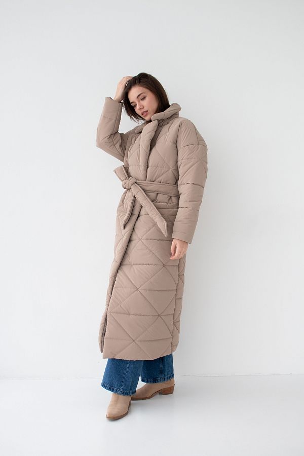 Long quilted coat beige with triangle pattern K0722 #RU# Długa pikowana kurtka z paskiem, wzór w trójkąty, w kolorze beżowym K0722 № 3