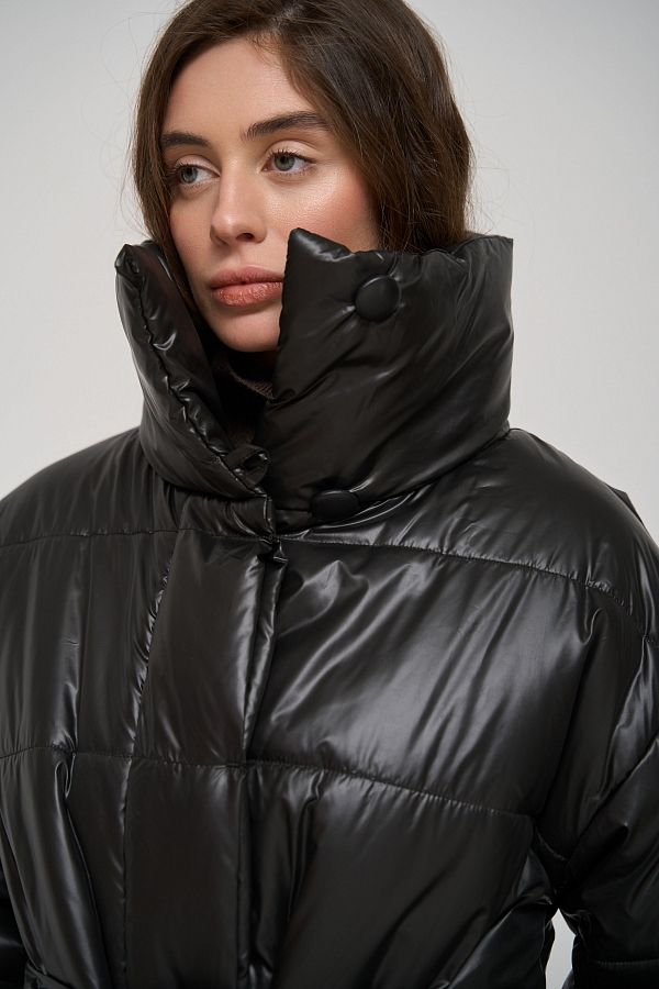 Elongated high collar coat lacquered black with buttons K0822/2 #RU# Przedłużona marynarka z wysokim kołnierzem na guziki z lakierowanej skóry K0822/2 № 5